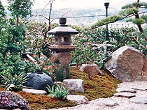 灯ろうと生駒石のつくばいの庭